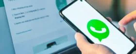tela de celular com símbolo do whatsapp