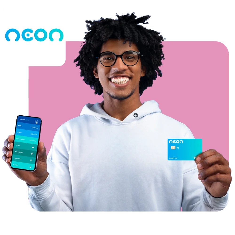 Homem segurando um celular e um cartão do banco neon