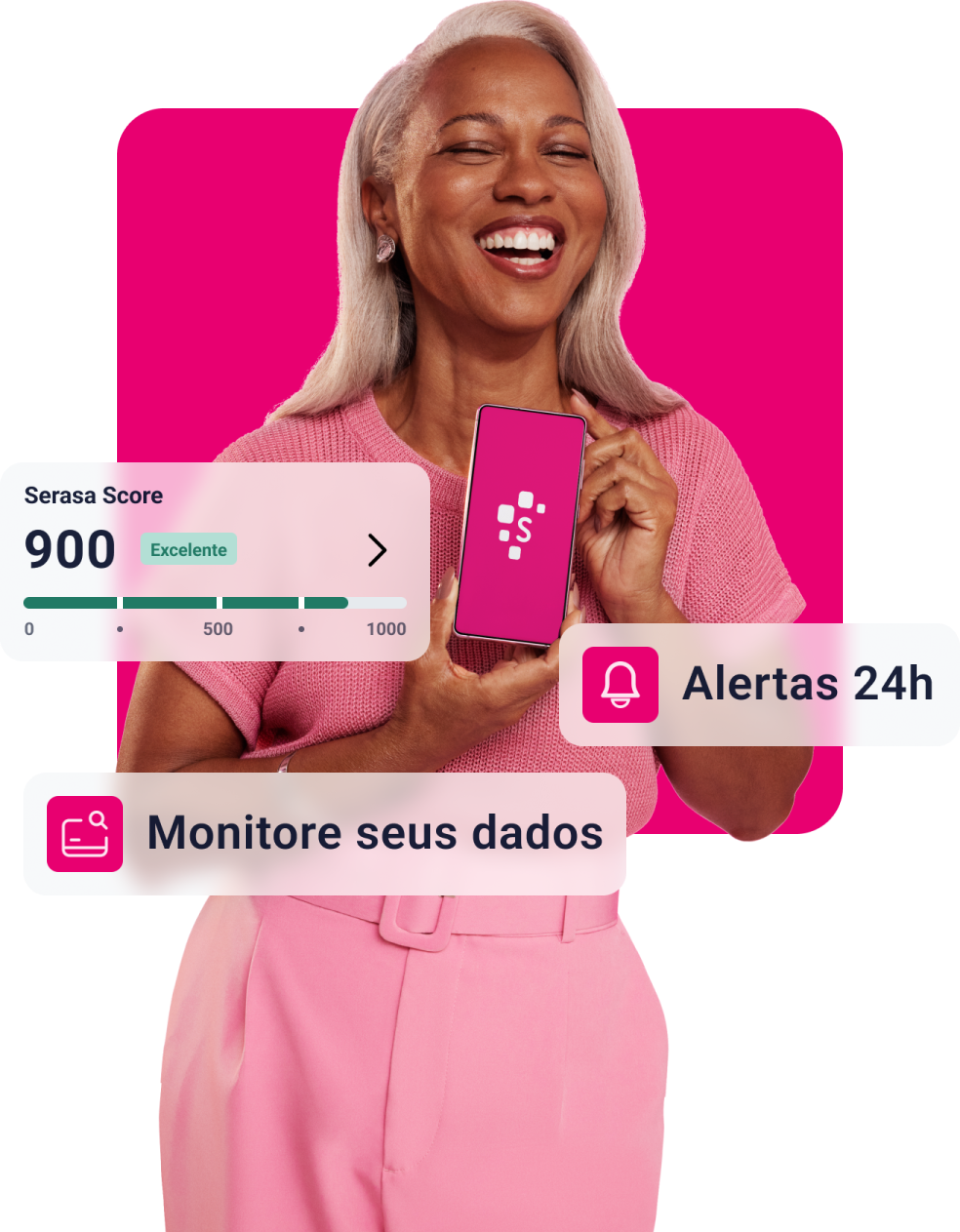 Mulher de meia idade, segurando celular com tela do Serasa Premium