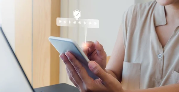Conceito de autenticação de dois passos. Ícone do escudo de segurança virtual ao acessar no telefone com laptop para validar senha, verificação de identidade, cibersegurança com tecnologia de autenticação biométrica.
