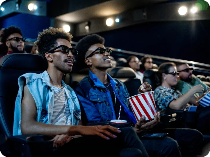 dois homens assistindo filme no cinema