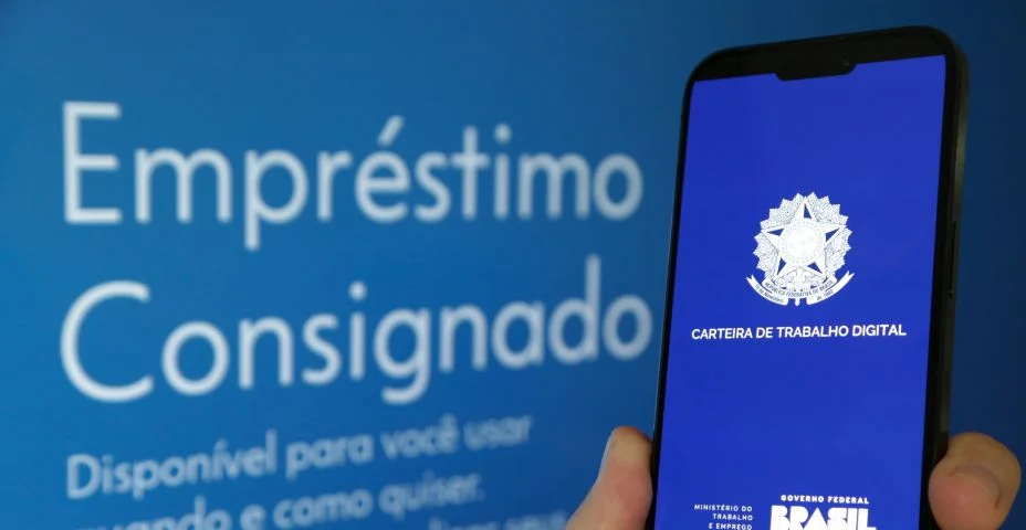 Emprestimo consignado CLT na tela de um celular com fundo desfocado.