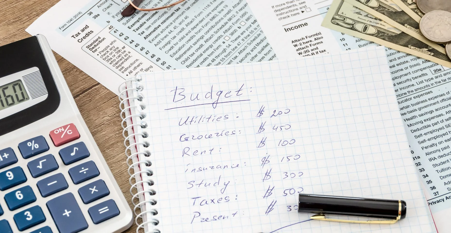 Orçamento para casa com a forma de impostos, dinheiro e calculadora