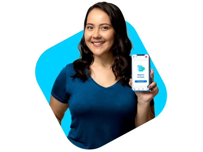 Mulher segurando celular com aplicativo Serasa Limpa nome