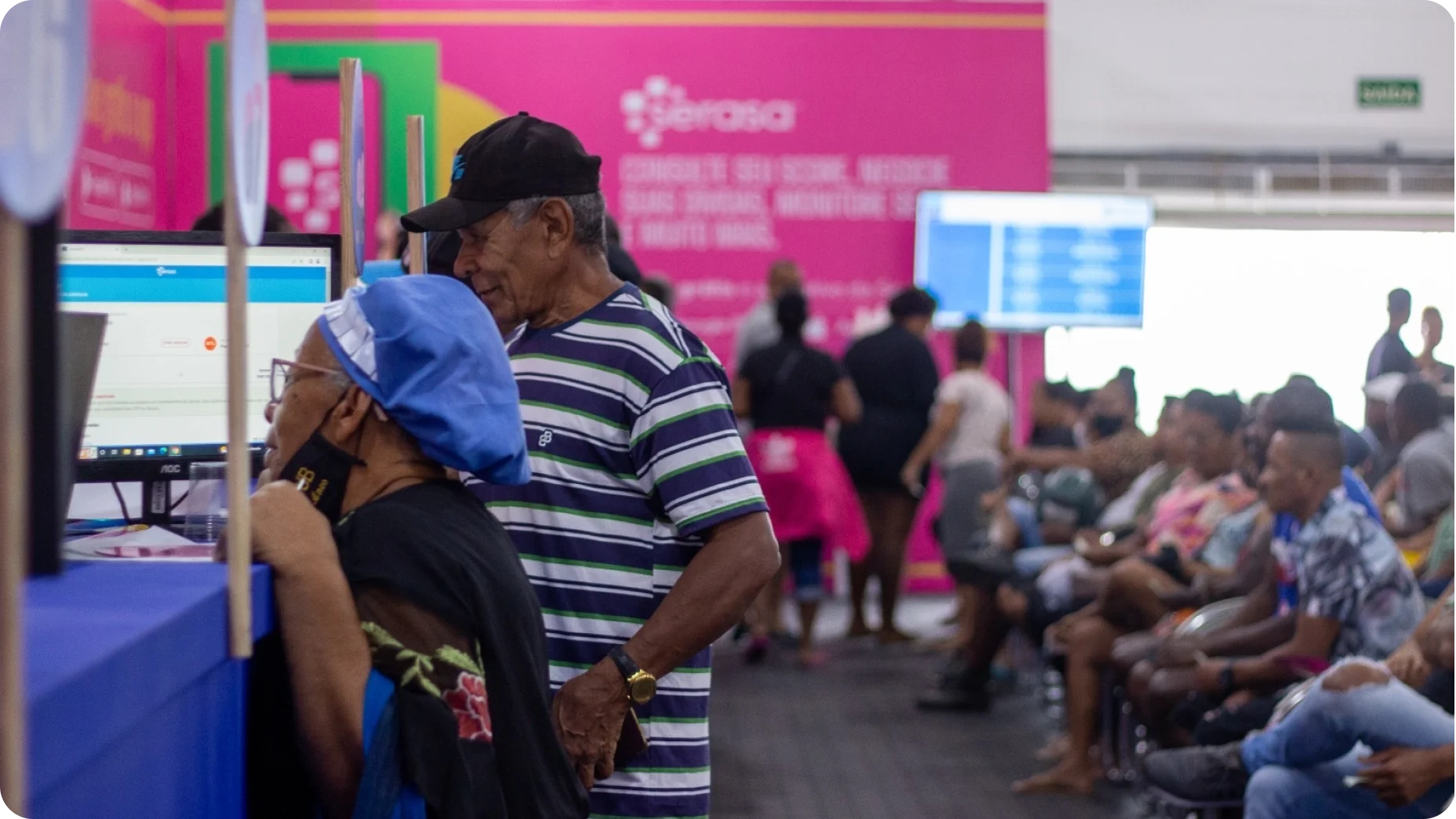 Senhores na fila do feirão