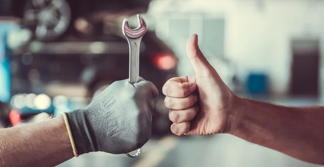 Trabalhadores de serviço de auto bonito