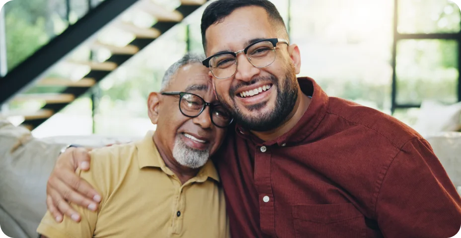 Sorria, abraço e homem com o pai sênior no sofá relaxando juntos para a celebração do dia dos pais. Feliz, amor e retrato de pessoa idosa do sexo masculino abraçando o filho para cuidar e se relacionar na sala de estar em casa.