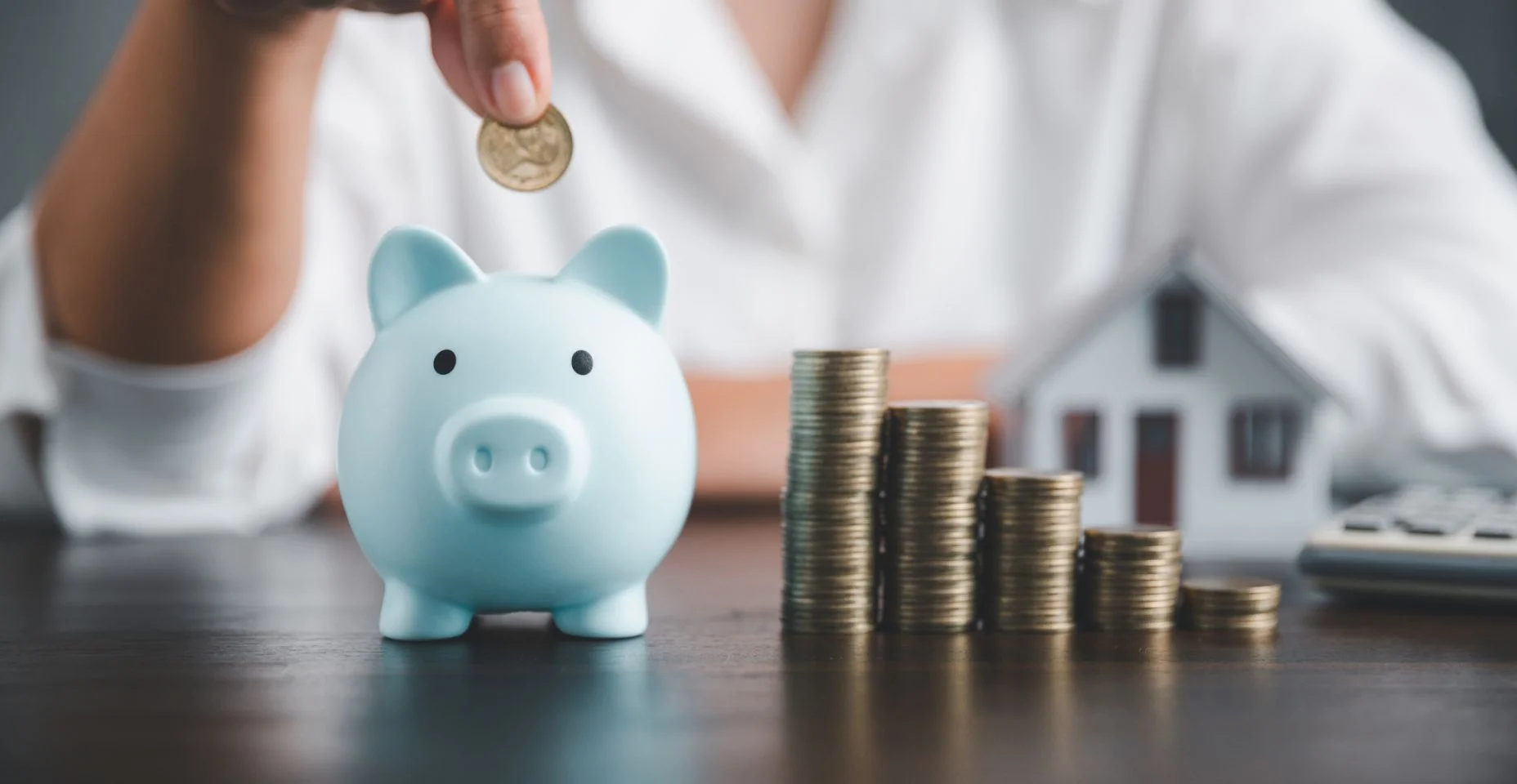 Salvar casa de investimento com conceito de negócio de financiamento de empréstimos. Financiamento bancário de investimento para negócios imobiliários residenciais. Empilhe moedas com casa modelo para empréstimos de investimento.