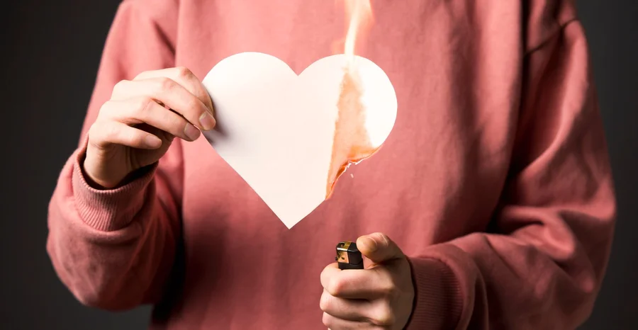 A mulher põe fogo no coração, o fim do relacionamento romântico.