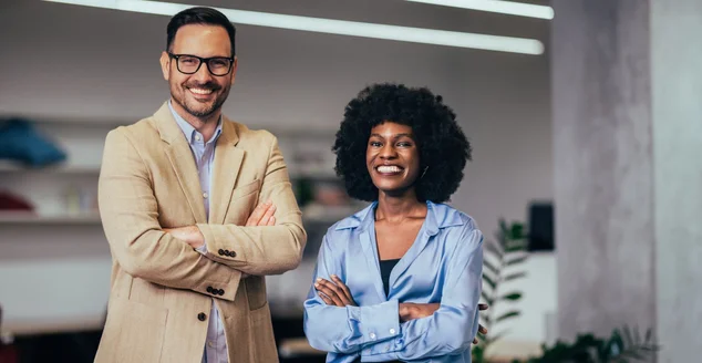 Profissionais de negócios confiantes sorrindo no escritório moderno