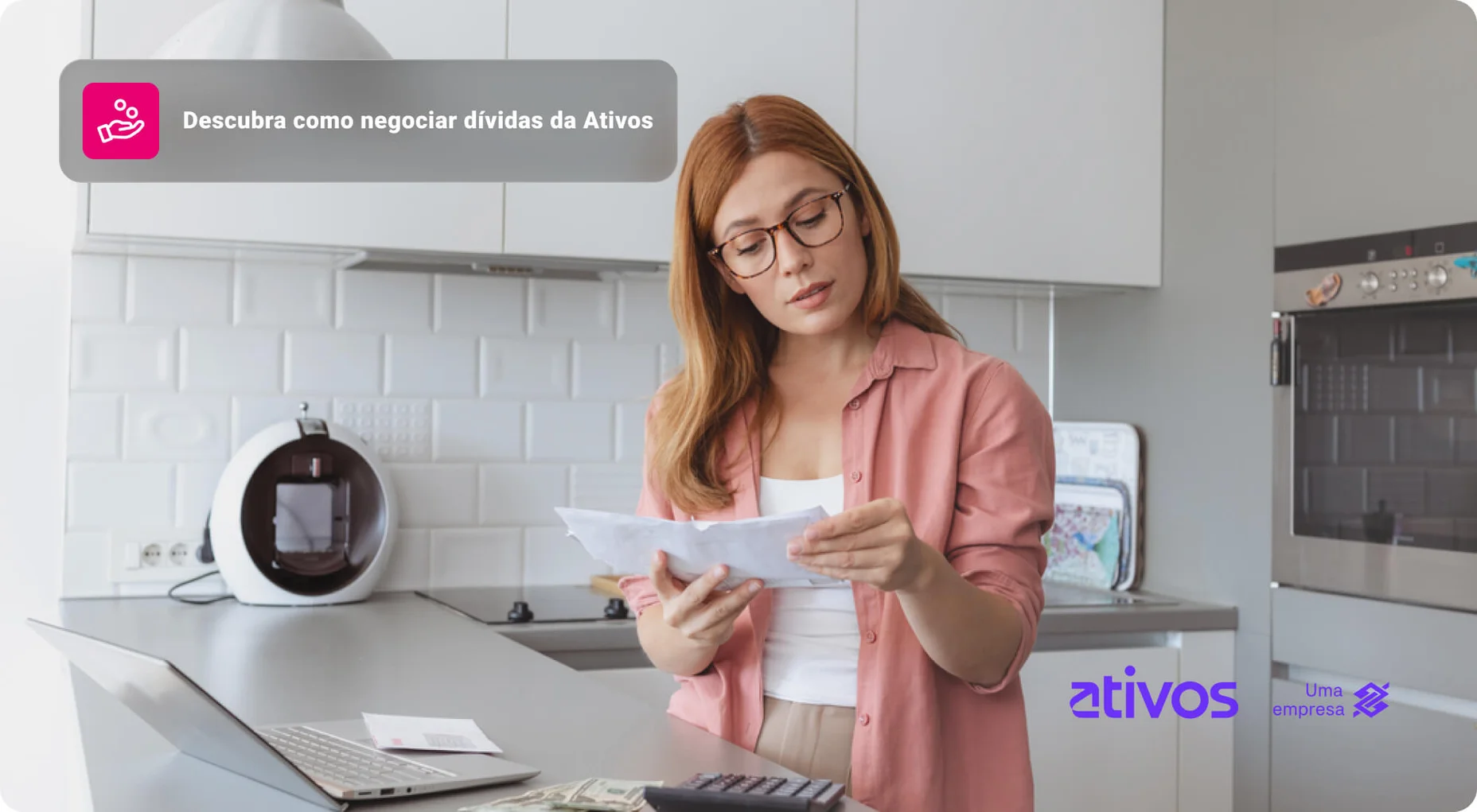 Uma mulher pensativa pensando em preços altos enquanto segura contas