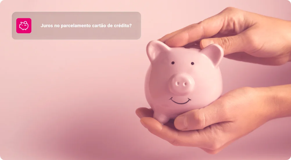 Menina segura um cofrinho em forma de porco nas mãos.