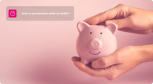 Menina segura um cofrinho em forma de porco nas mãos.