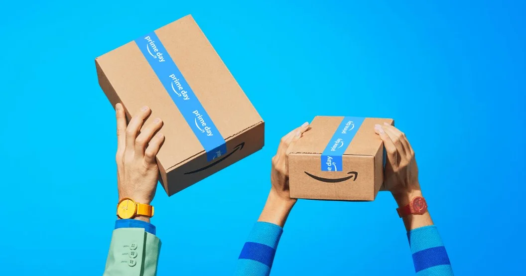 Pessoas segurando caixas da amazon
