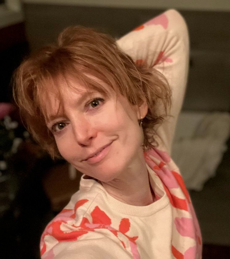 Alicia Witt shows off her hair growth after using Zenagen