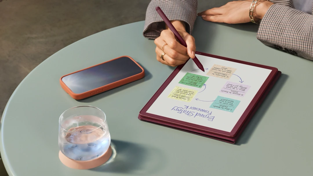 Frau schreibt auf Amazon Kindle Scribe Colorsoft