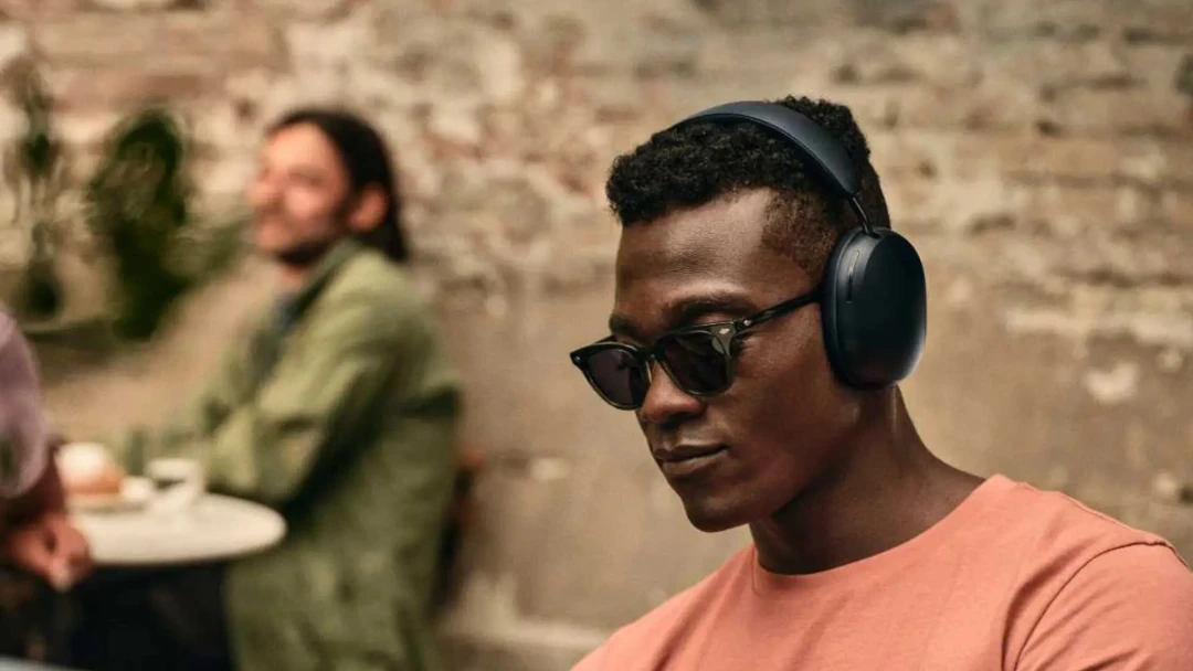 Mann mit Sonos Ace sitzt im Café
