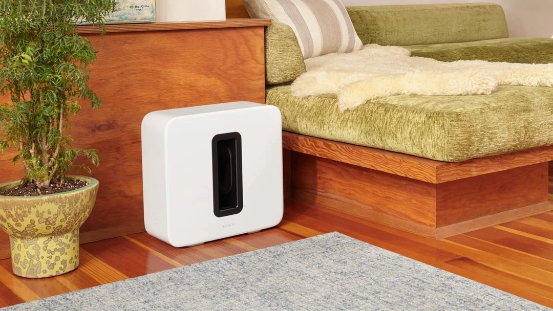 Sonos WLAN Subwoofer auf dem Boden neben Sofa