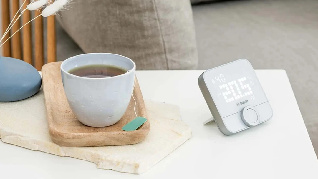 Bosch Smart Home Raumthermostat II liegt auf Tisch