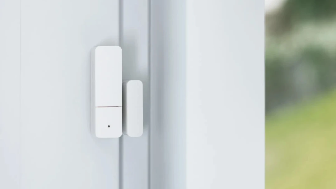 Bosch Smart Home Tür-/ Fensterkontakt II Plus am Fensterrahmen