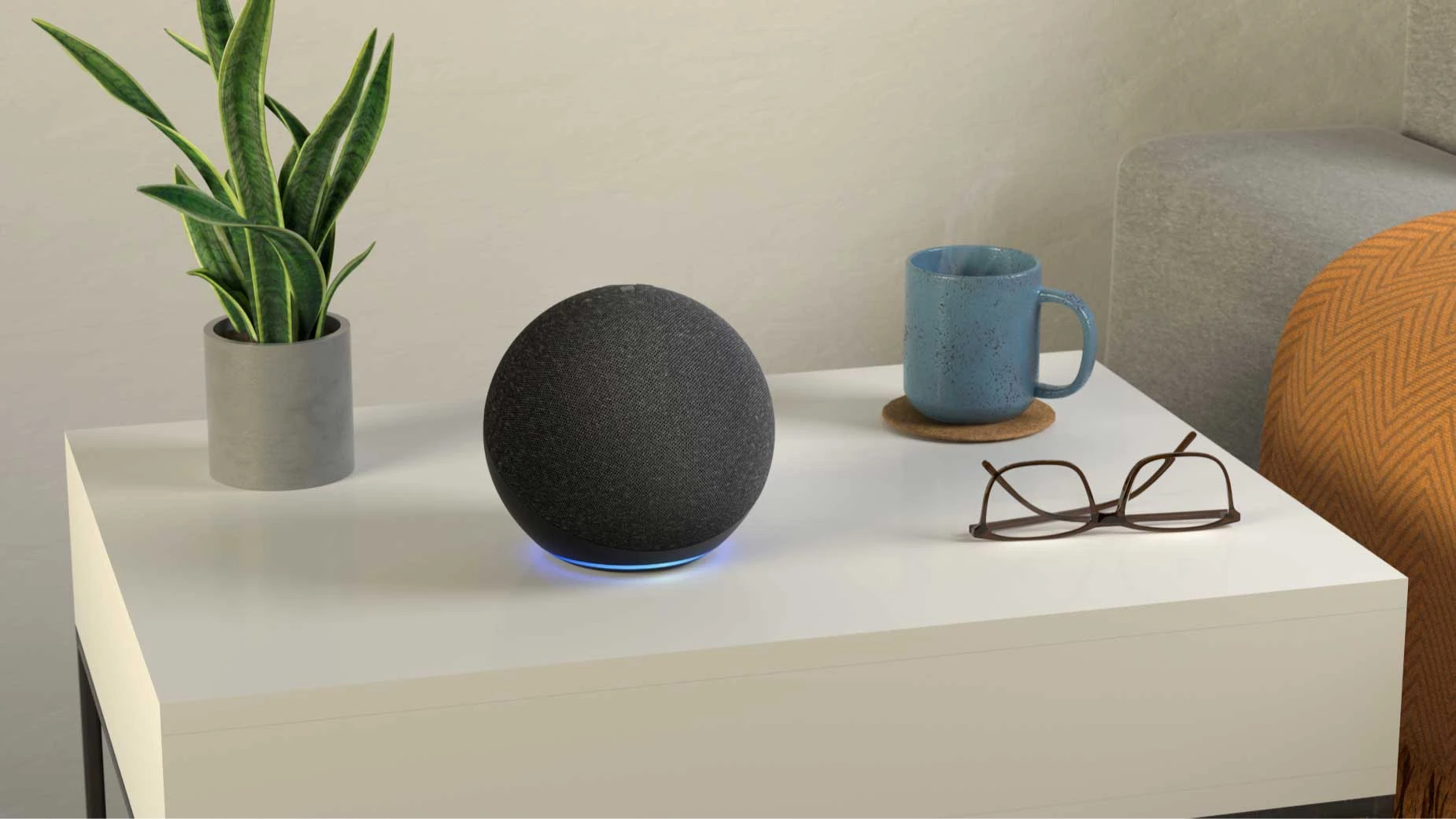 Amazon Echo mit Alexa in Schwarz auf dem Nachttisch