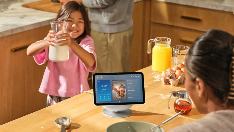 Amazon Echo Show 8 Display in der Küche - Familie beim Backen