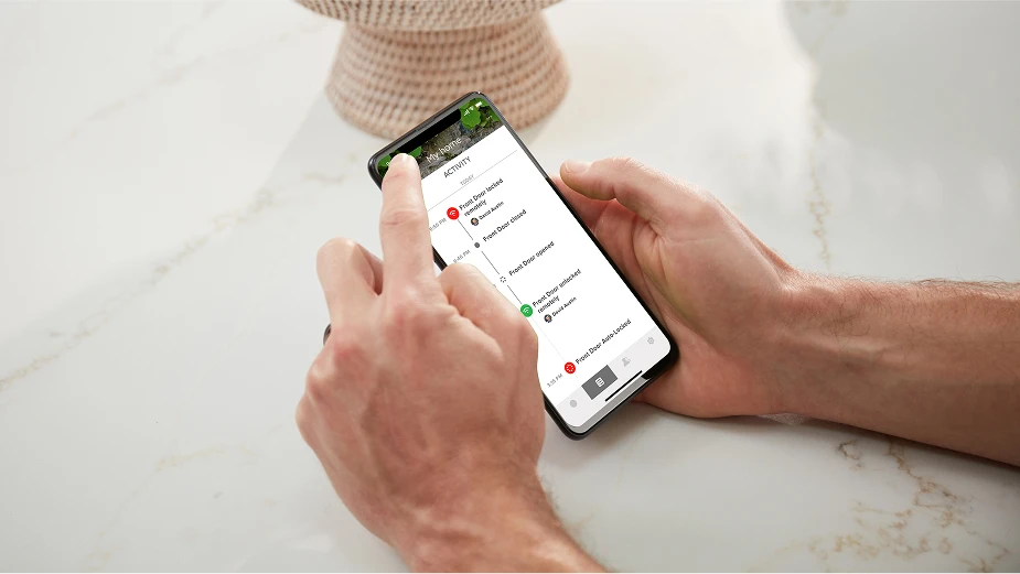 Mann scrollt durch das Aktivitätsprotokoll in der Yale Home App