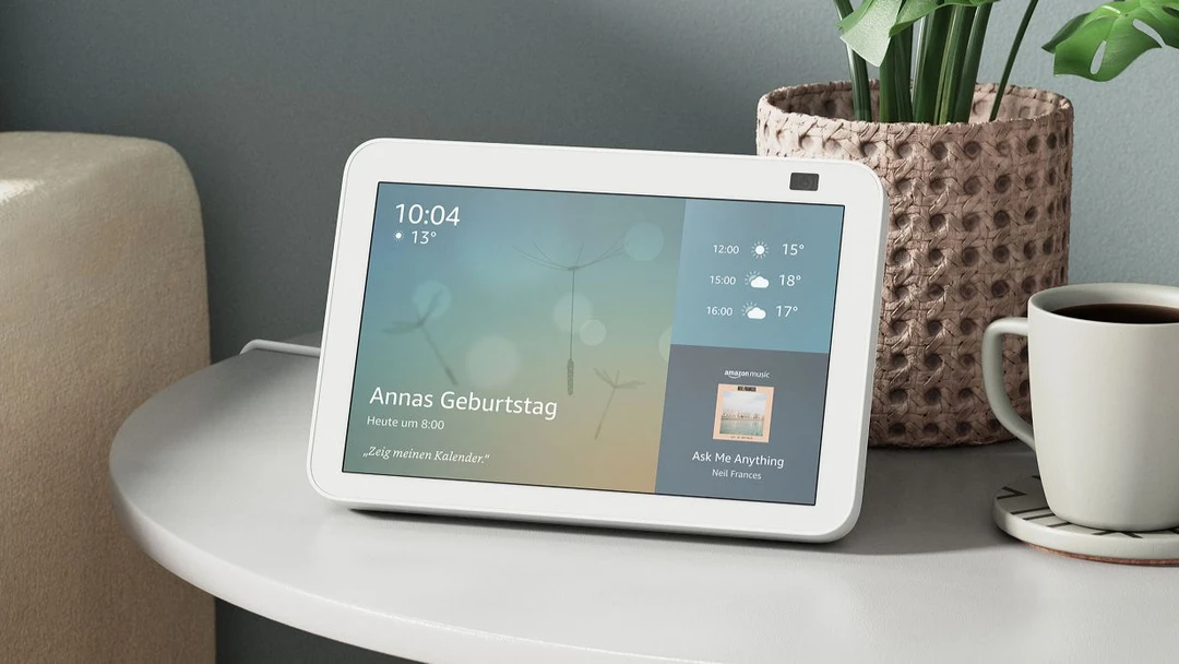 Amazon Echo Show Smart Display auf Tisch