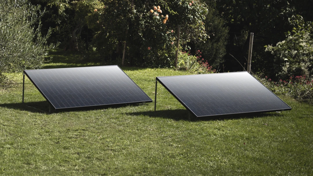 EET SolMate Solarmodule aufgestellt im Garten