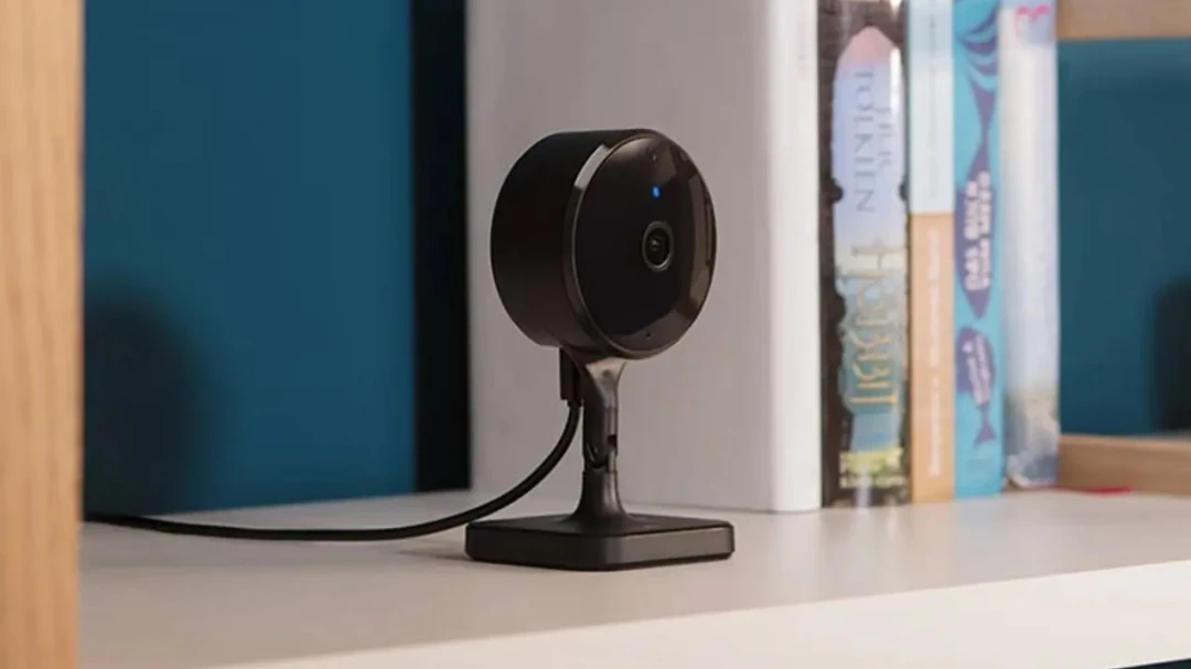 eve Cam Smarte Innenkamera im Bücherregal