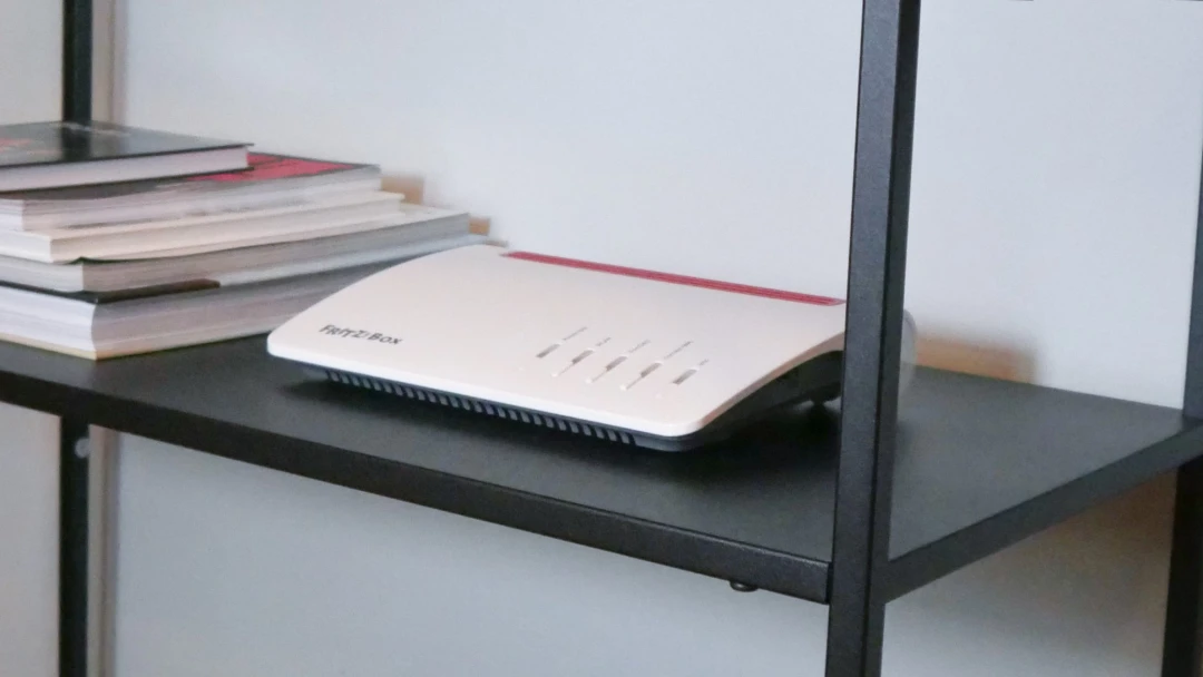 FRITZ!Box WLAN-Router im Regal