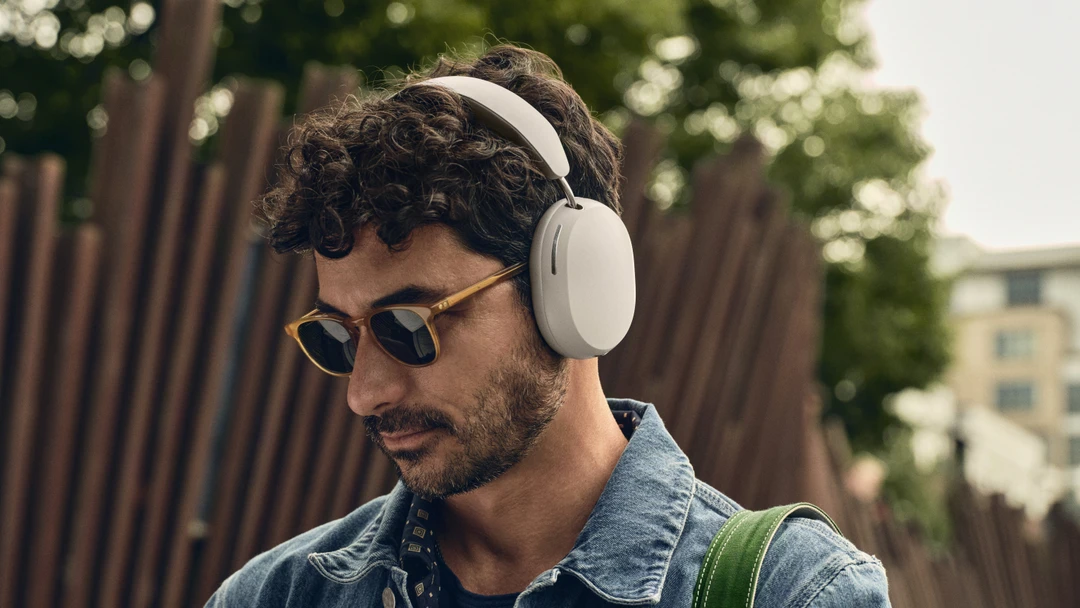Mann trägt Sonos Ace Over-Ear-Kopfhörer