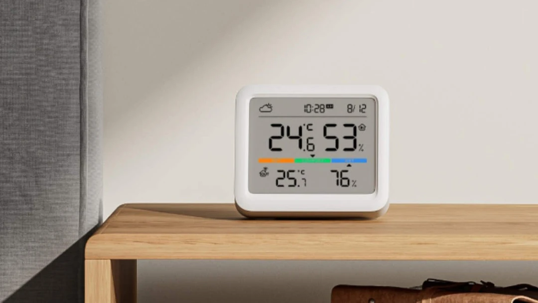 SwitchBot Meter Pro Wetterstation auf Nachttisch