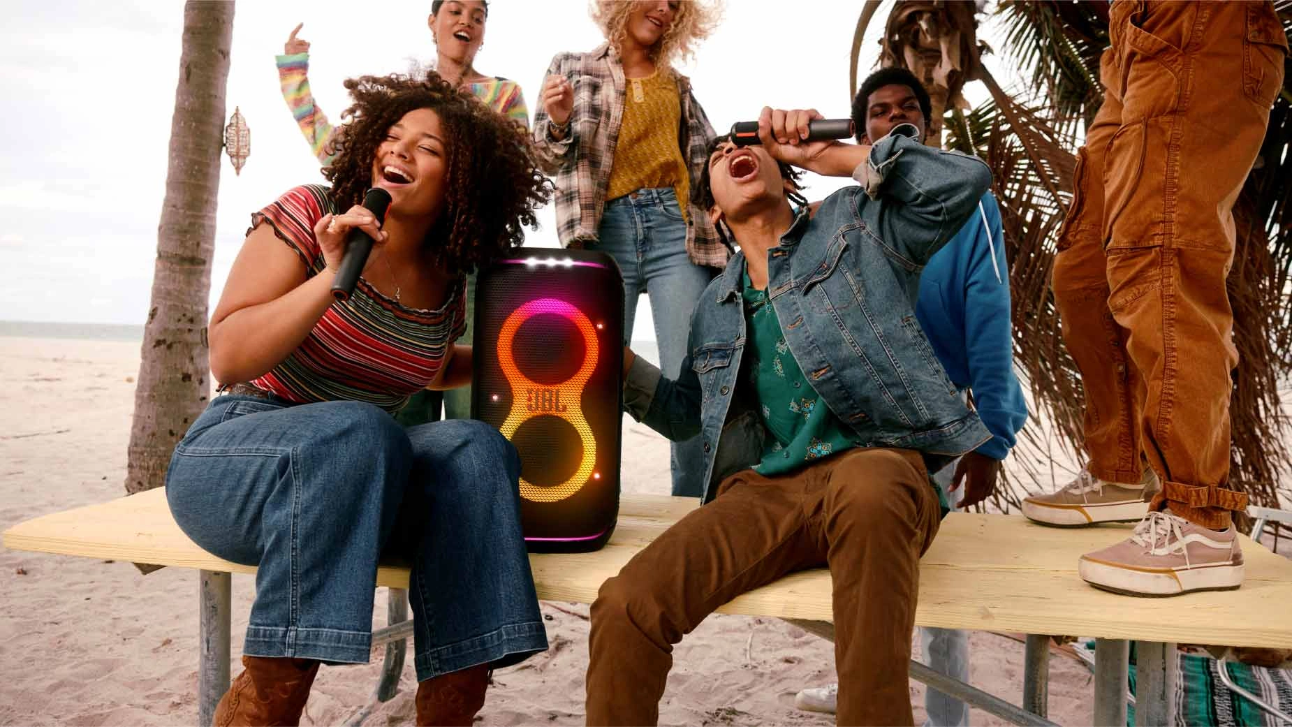 Freundesgruppe singt Karaoke mit JBL Partybox