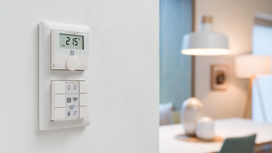 Homematic IP Wandthermostat mit Schalter an der Wand neben dem Esszimmer
