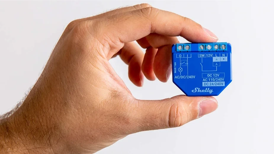 Shelly Plus 1 smarter Relaisschalter wird in Hand gehalten
