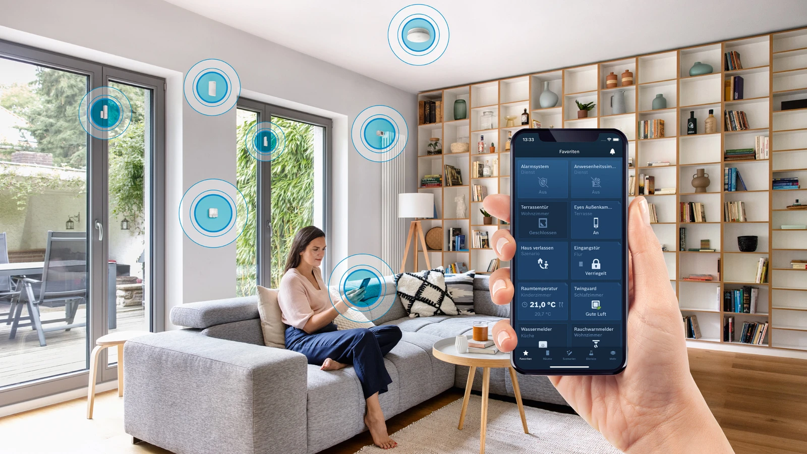 Bosch Smart Home App - Daschboard auf dem Smartphone im Vordergrund, Wohnzimmer mit Geräten im Hintergrund