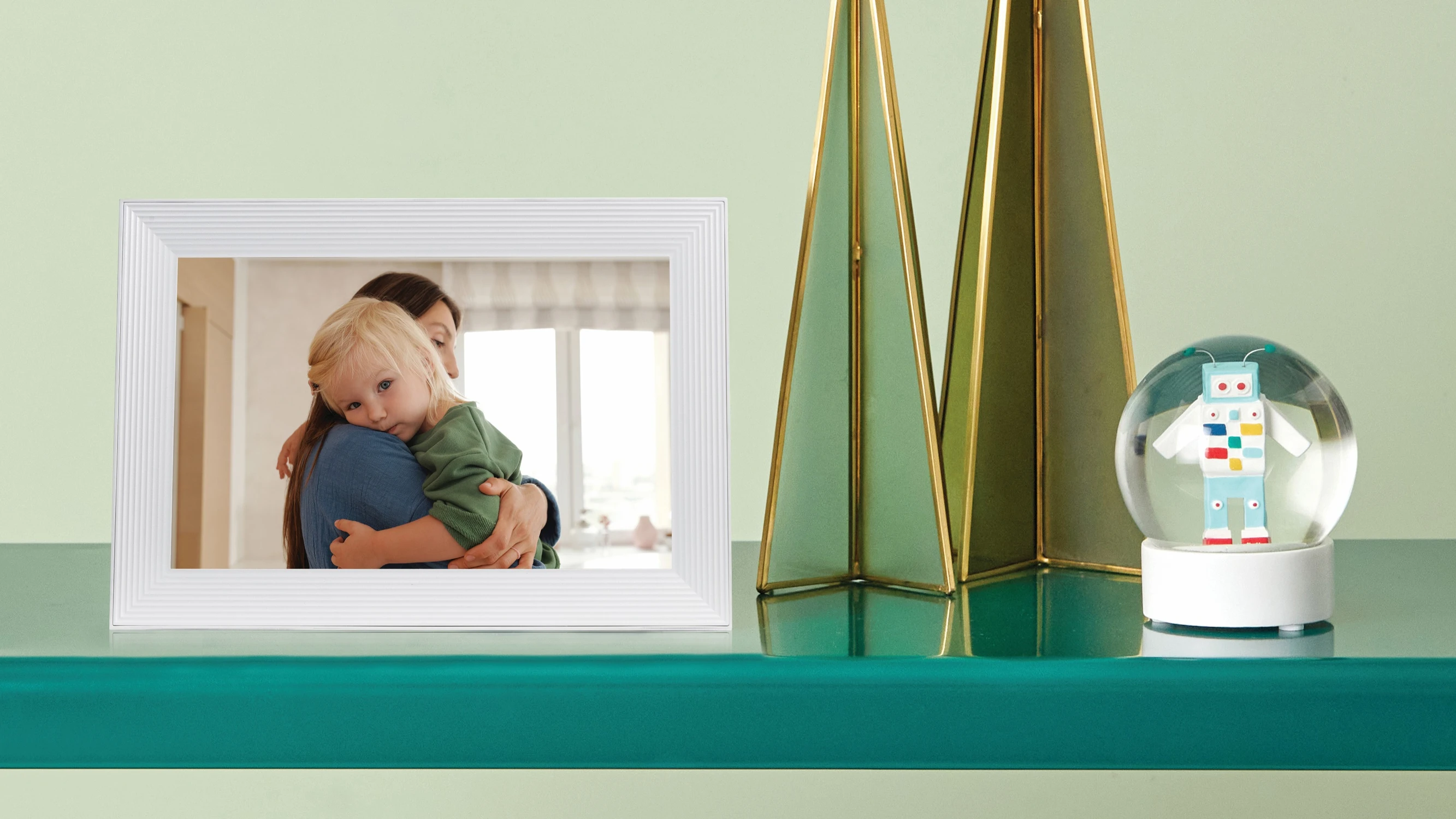 Aura Frames Carver digitaler Bilderrahmen auf Regal