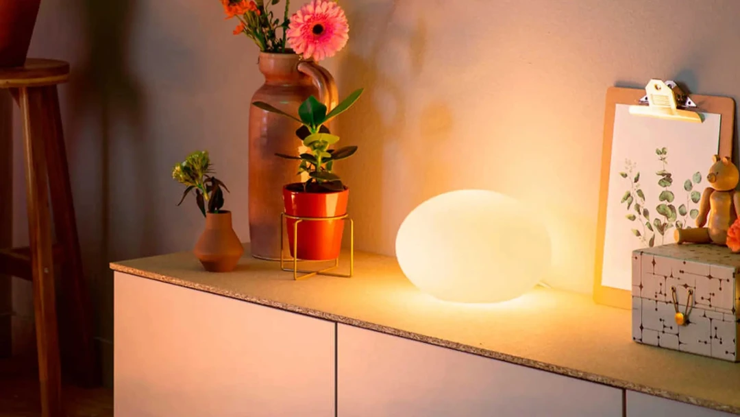 Philips Hue Tischleuchte auf Kommode