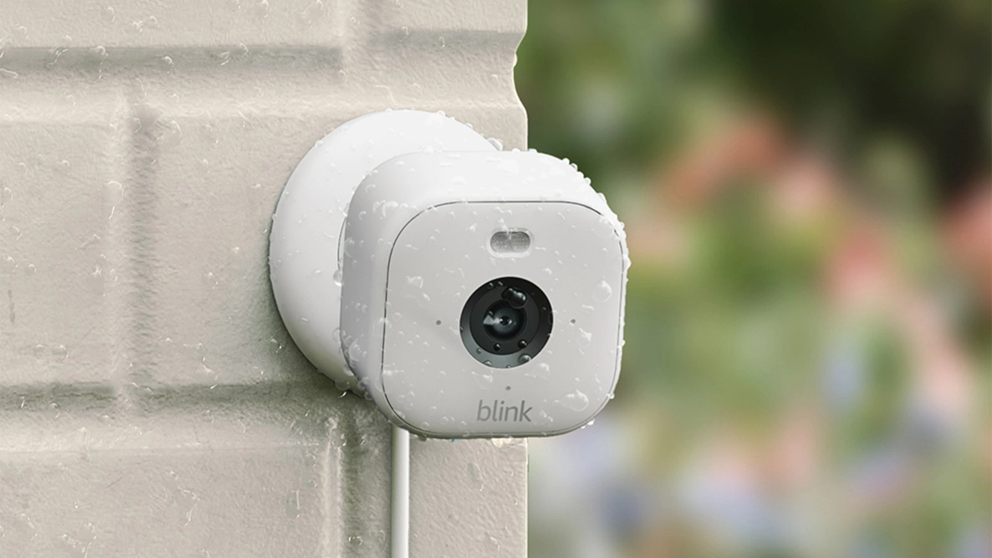Blink Mini 2 Überwachungskamera im Regen