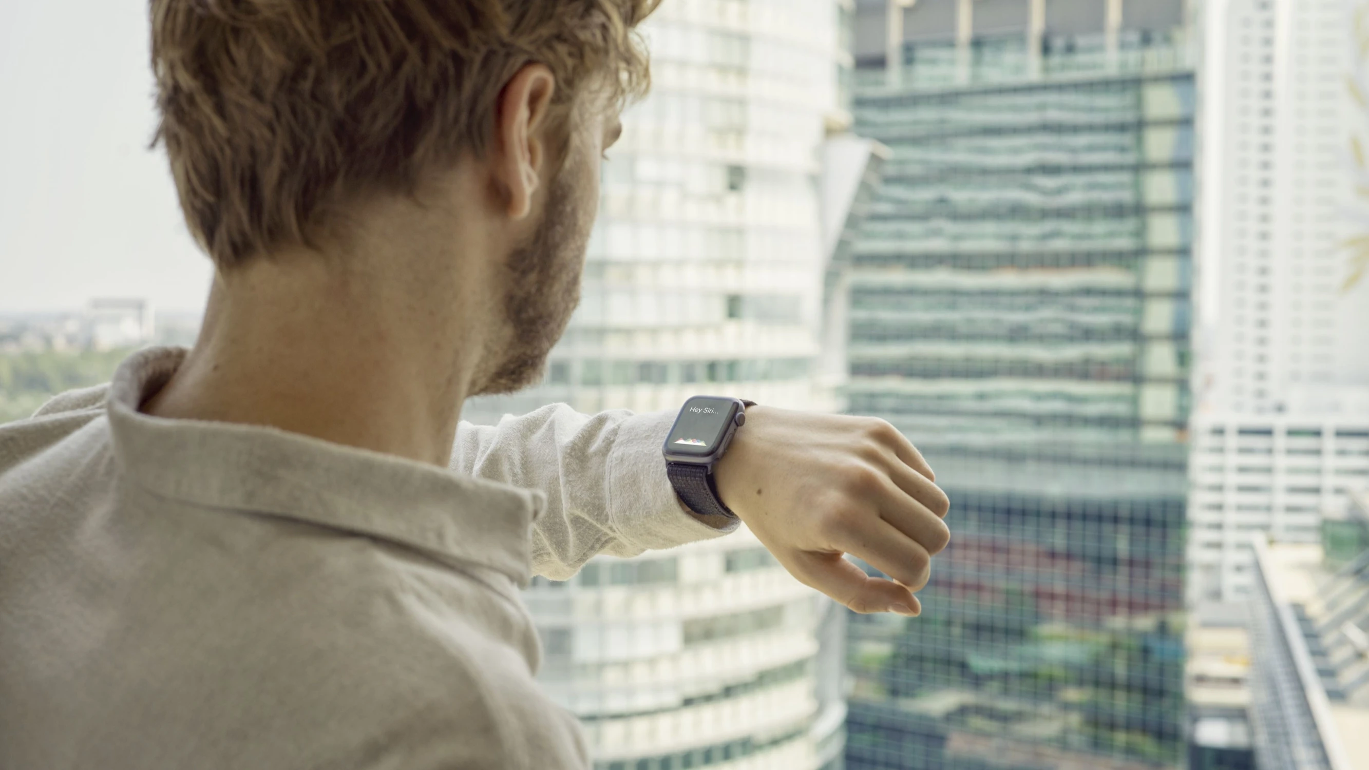 Mann aktiviert Siri auf seiner Apple Watch