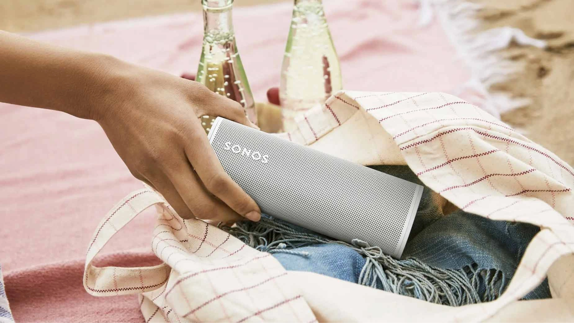 Sonos Roam beim Picknick am Strand