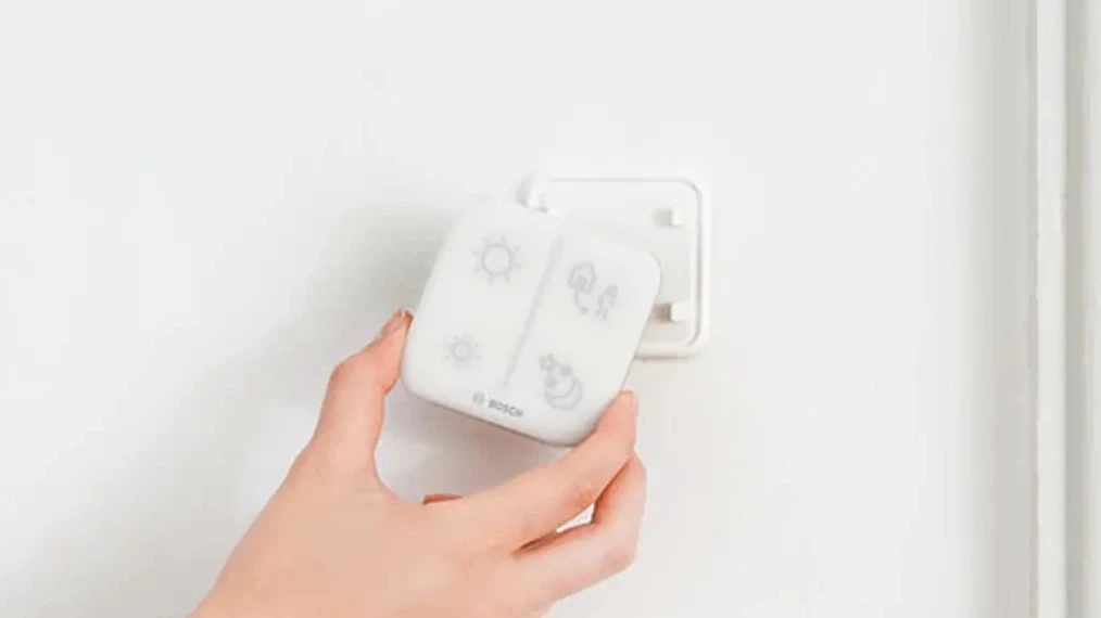 Bosch Smart Home Universalschalter II wird angebracht
