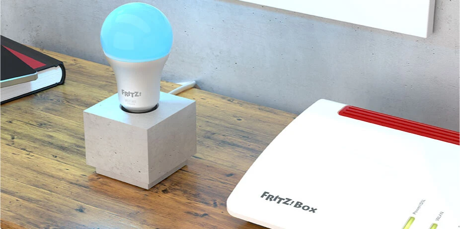 FRITZ!DECT 500 Lampe neben der FRITZ!Box