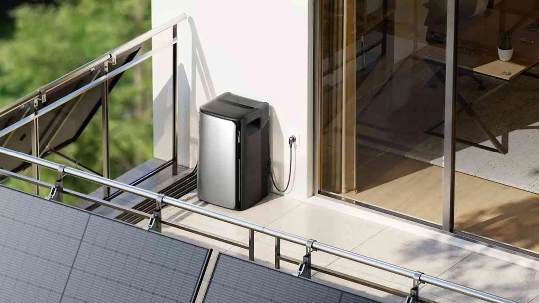 Solarspeicher für Balkonkraftwerk auf Balkon angeschlossen