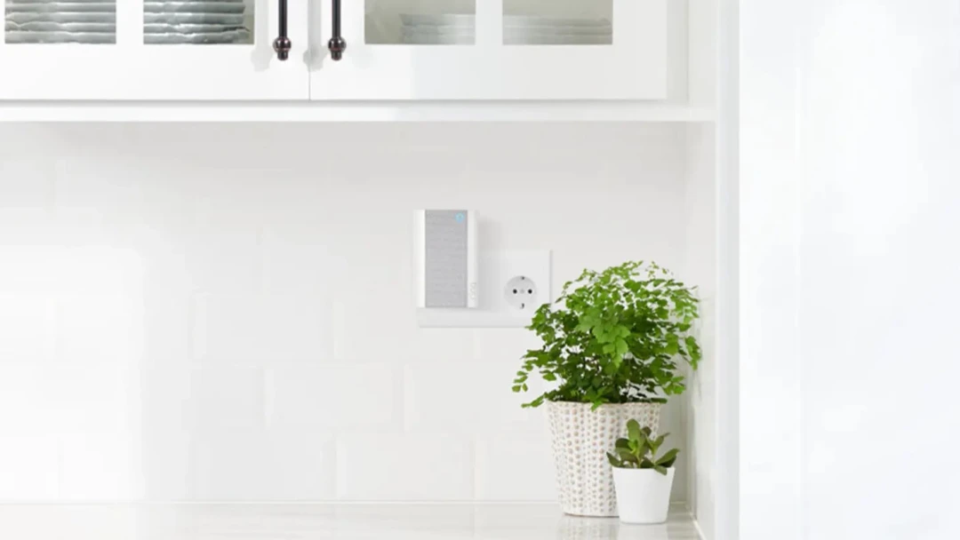 WLAN Repeater steckt in Steckdose