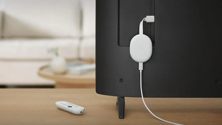 Google Chromecast in Fernseher eingesteckt