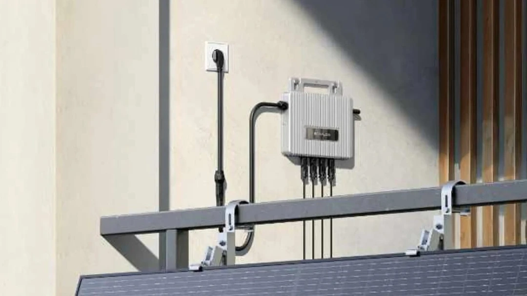Ecoflow Wechselrichter installiert an Wand von Balkon