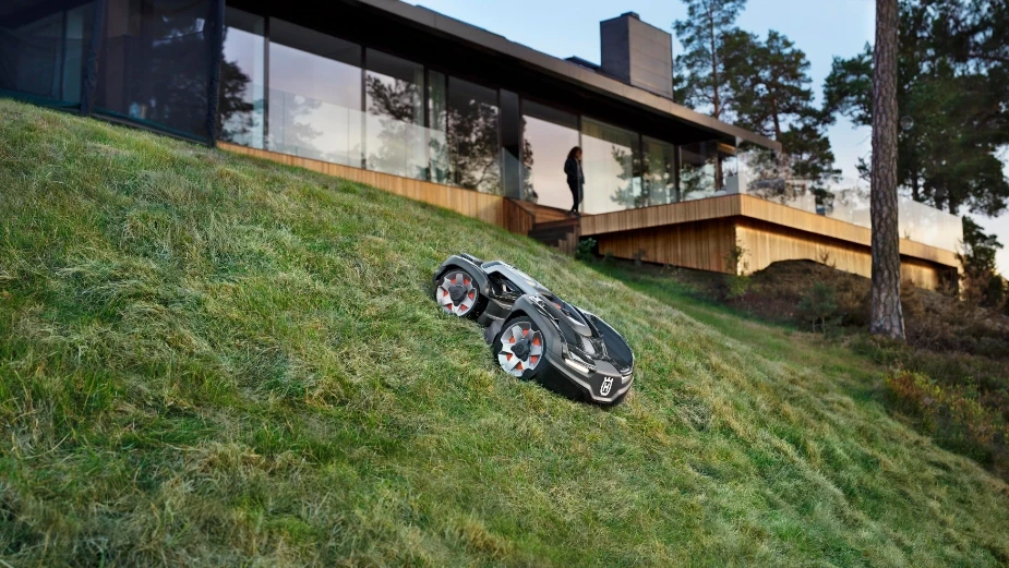Husqvarna Automower auf schräger Rasenfläche