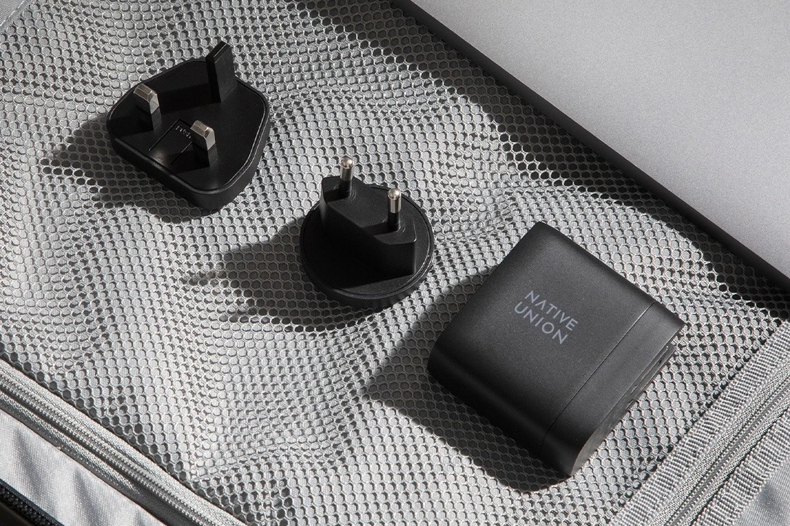 Nativ Union Ladegerät mit Adaptern in der Reisetasche